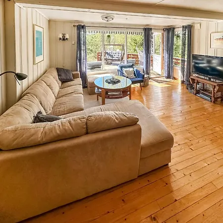 4 Bedroom Gorgeous In Hébergement de vacances Gressvik