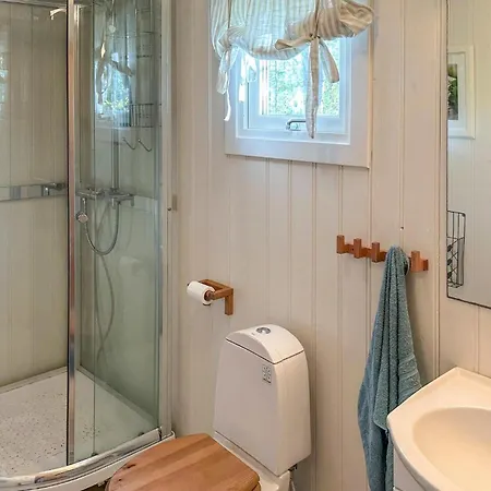 4 Bedroom Gorgeous In Holiday home *